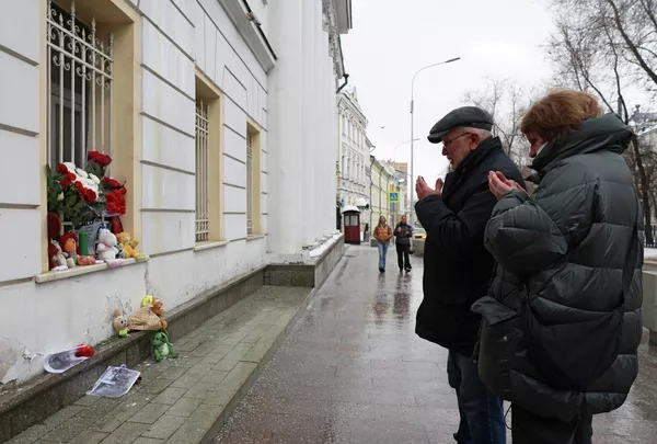 Люди молятся у здания посольства Ирана в Москве. — Sputnik Таджикистан