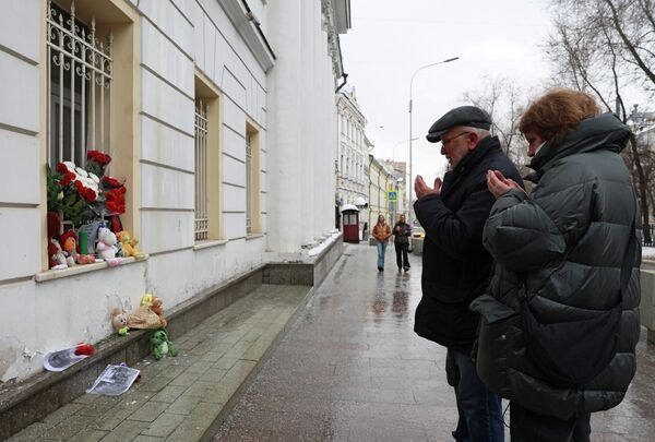 Люди молятся у здания посольства Ирана в Москве. - Sputnik Таджикистан