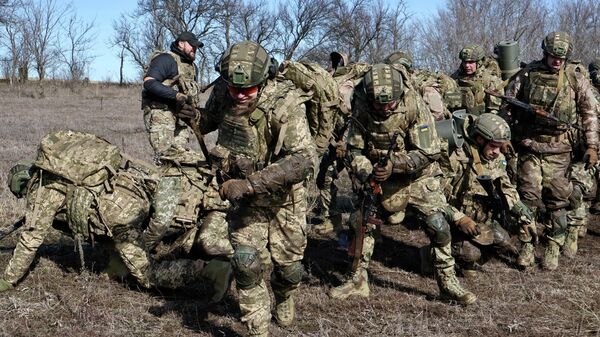 Новобранцы 65-й отдельной механизированной бригады Вооруженных сил Украины проходят свою первую военную подготовку вблизи линии фронта в Запорожской области. - Sputnik Таджикистан