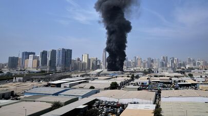 Столб дыма поднимается над складом в промышленной зоне города Шарджа в Объединенных Арабских Эмиратах после иранских ударов в Дубае, Объединенные Арабские Эмираты, воскресенье, 1 марта 2026 года.