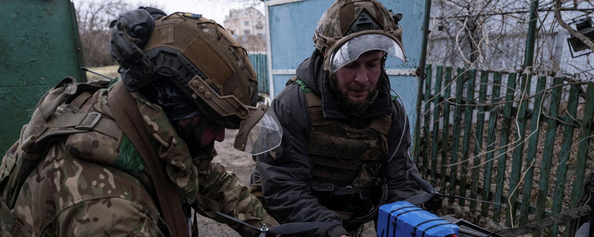 Военнослужащие ударного взвода БПЛА 93-й отдельной механизированной бригады Холодный Яр Вооруженных сил Украины прикрепляют посылку с предметами к беспилотнику с оптоволоконным управлением. - Sputnik Таджикистан, 1920, 02.03.2026
