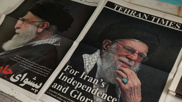 Иранские газеты , посвященные покойному верховному лидеру Ирана аятолле Али Хаменеи, убитому в результате израильских и американских ударов. - Sputnik Таджикистан