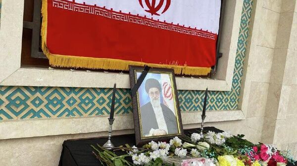 Жители Душанбе возложили цветы у посольства Ирана - Sputnik Таджикистан