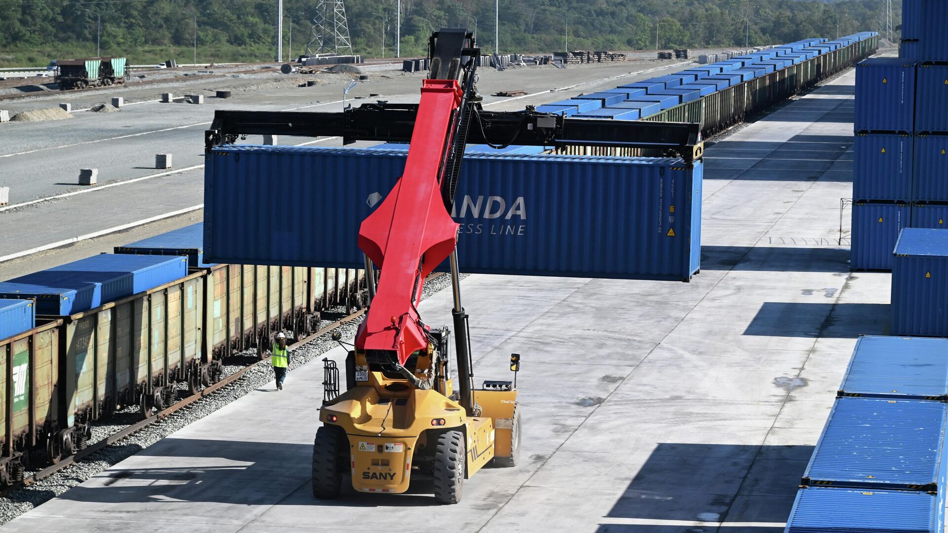 Контейнерная площадка на территории мультимодального транспортно-логистического центра Артем в Приморском крае.  - Sputnik Тоҷикистон, 1920, 03.03.2026