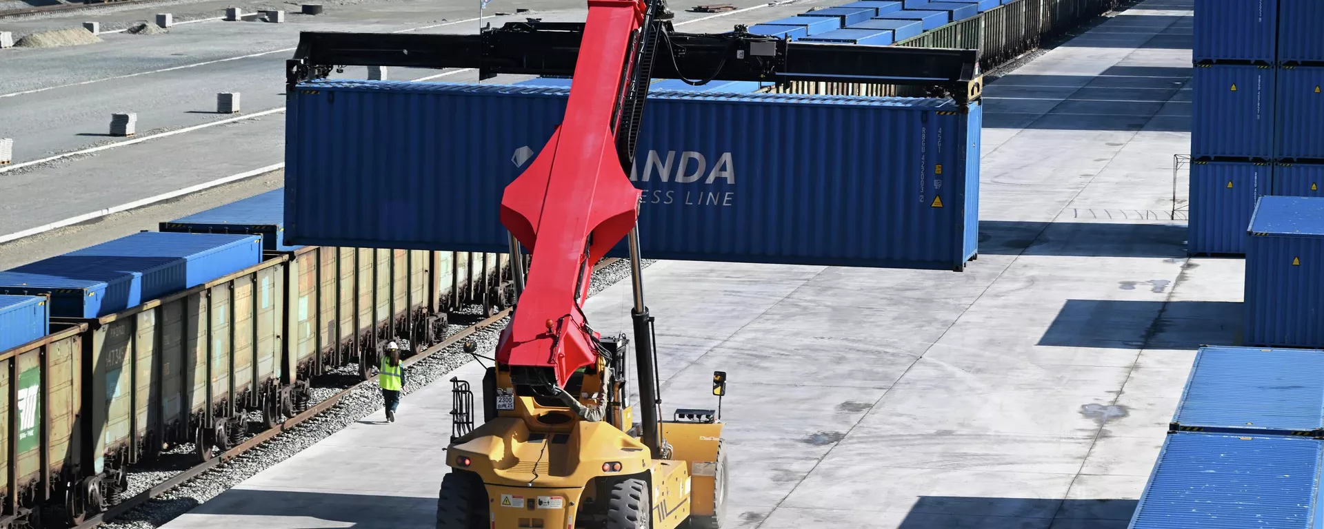 Контейнерная площадка на территории мультимодального транспортно-логистического центра Артём в Приморском крае. — Sputnik Таджикистан, 1920, 09.03.2026