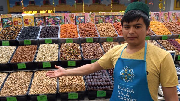 Продавец сухофруктов на ярмарке халяль индустрии Russia Halal Market в агропромышленном парке Казань.   - Sputnik Таджикистан