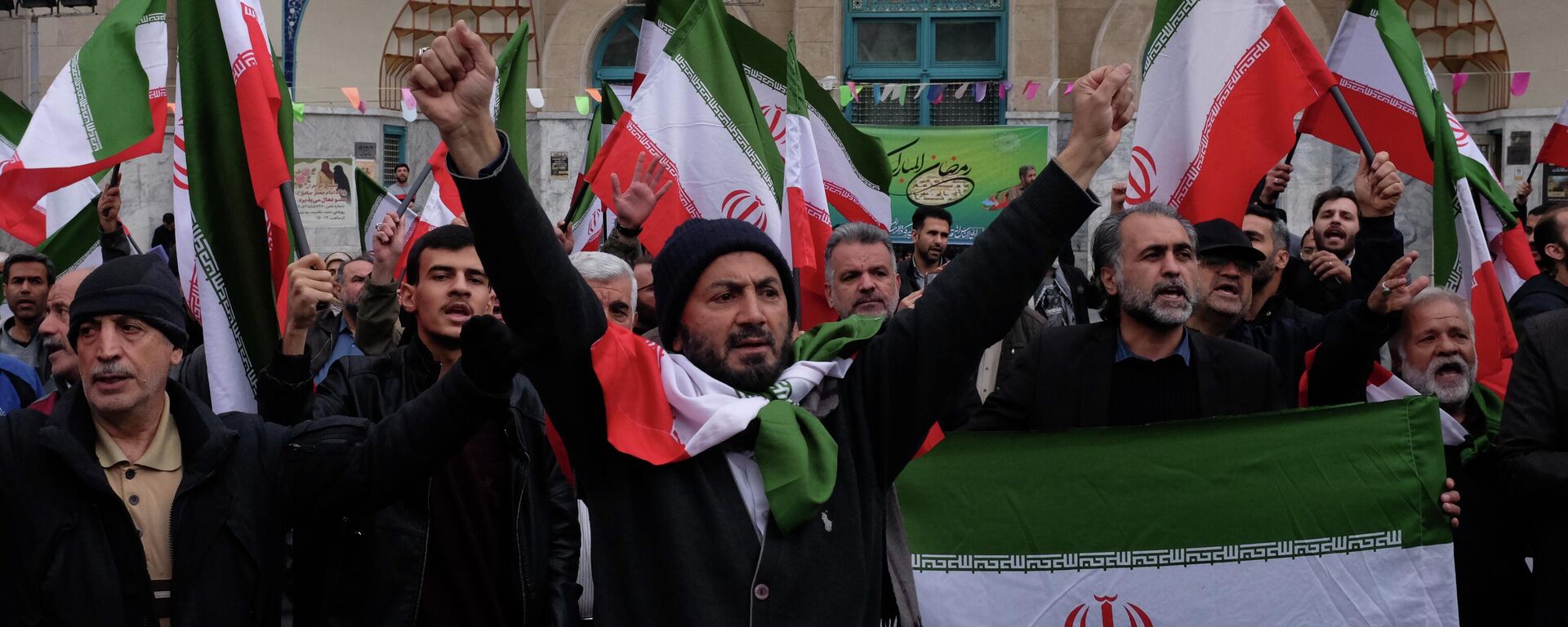 Демонстрация в поддержку правительства и против ударов США и Израиля в Тегеране, Иран, суббота, 28 февраля 2026 года. - Sputnik Таджикистан, 1920, 04.03.2026
