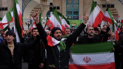 Демонстрация в поддержку правительства и против ударов США и Израиля в Тегеране, Иран, суббота, 28 февраля 2026 года.