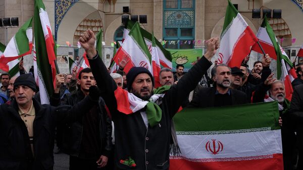 Демонстрация в поддержку правительства и против ударов США и Израиля в Тегеране, Иран, суббота, 28 февраля 2026 года.  - Sputnik Тоҷикистон