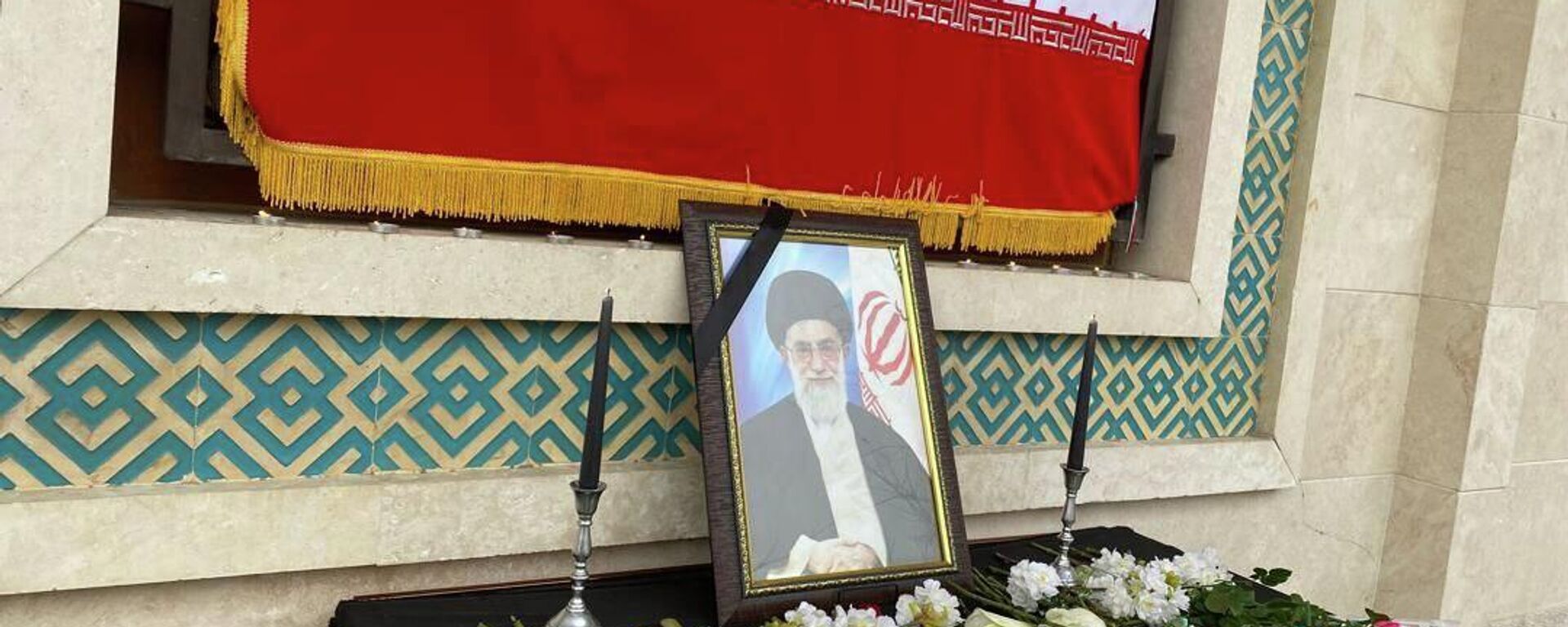 Цветы у посольства Ирана в Душанбе.   - Sputnik Тоҷикистон, 1920, 05.03.2026