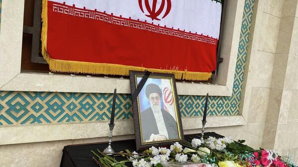 Цветы у посольства Ирана в Душанбе.   - Sputnik Тоҷикистон