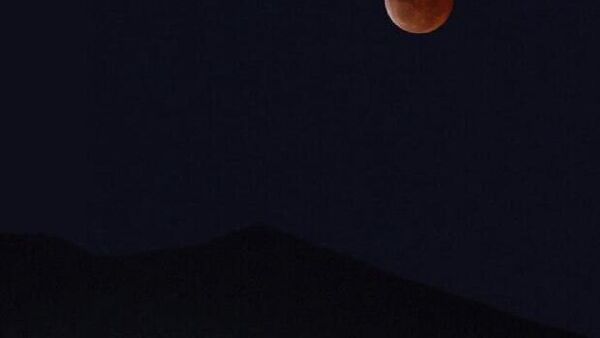 Зебоии табиат: шаби гузашта заминиён Моҳи хунӣ-ро мушоҳида карданд - Sputnik Тоҷикистон