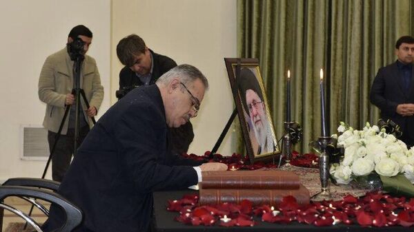 Посольство Ирана в Душанбе открыло Книгу памяти в связи с гибелью аятоллы Хаменеи, сообщает корреспондент @SputnikTj - Sputnik Таджикистан