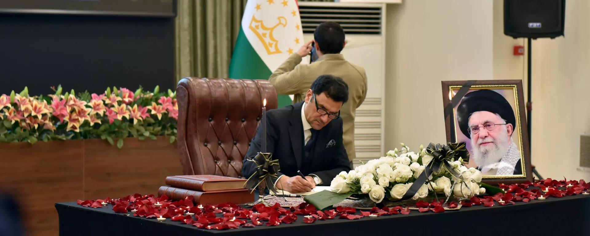 В посольстве Ирана в Душанбе открыли Книгу памяти. — Sputnik Таджикистан, 1920, 05.03.2026