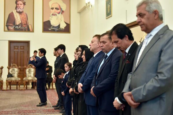 Мақомоти баландпоя ва намояндагони кишварҳои гуногун имзоҳои худро мегузоранд. Мақомоти баландпоя ва намояндагони кишварҳои гуногун имзоҳои худро мегузоранд. - Sputnik Тоҷикистон