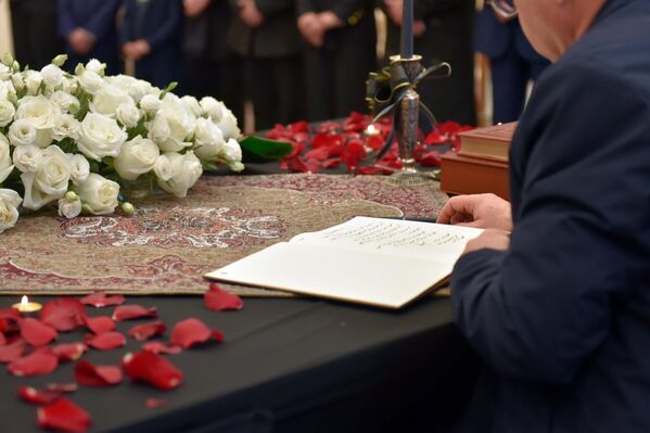 Дар сафорати Эрон дар Душанбе ба ифтихори даргузашти Алии Хоманаӣ китоби ёдгорӣ кушода шуд. Дар сафорати Эрон дар Душанбе ба ифтихори даргузашти Алии Хоманаӣ китоби ёдгорӣ кушода шуд. - Sputnik Тоҷикистон