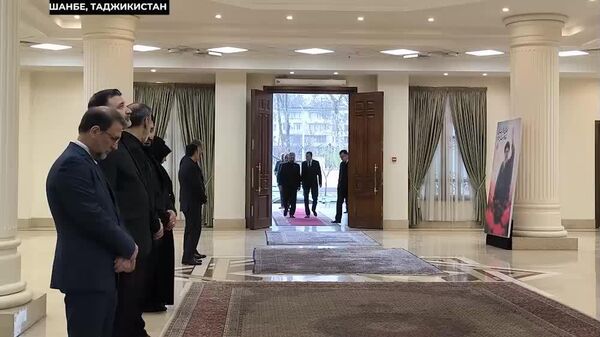 Премьер-министр Таджикистана Кохир Расулзода посетил диппредставительство Ирана в Душанбе и оставил соболезнования в Книге памяти, открытой в связи с гибелью аятоллы Хаменеи, передает корреспондент @SputnikTj - Sputnik Таджикистан