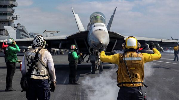 Истребитель F/A-18F Super Hornet готовится к взлету с полетной палубы авианосца USS Abraham Lincoln в рамках операции Эпическая ярость, 3 марта 2026 года.  - Sputnik Таджикистан