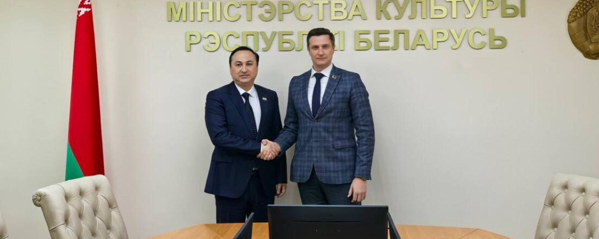 Встреча посла Республики Таджикистан в Республике Беларусь Бахтовара Сафарзода с Министром культуры Республики Беларусь Русланом Чернецким. - Sputnik Таджикистан, 1920, 05.03.2026