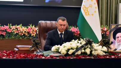 В посольстве Ирана в Душанбе открыли Книгу памяти.