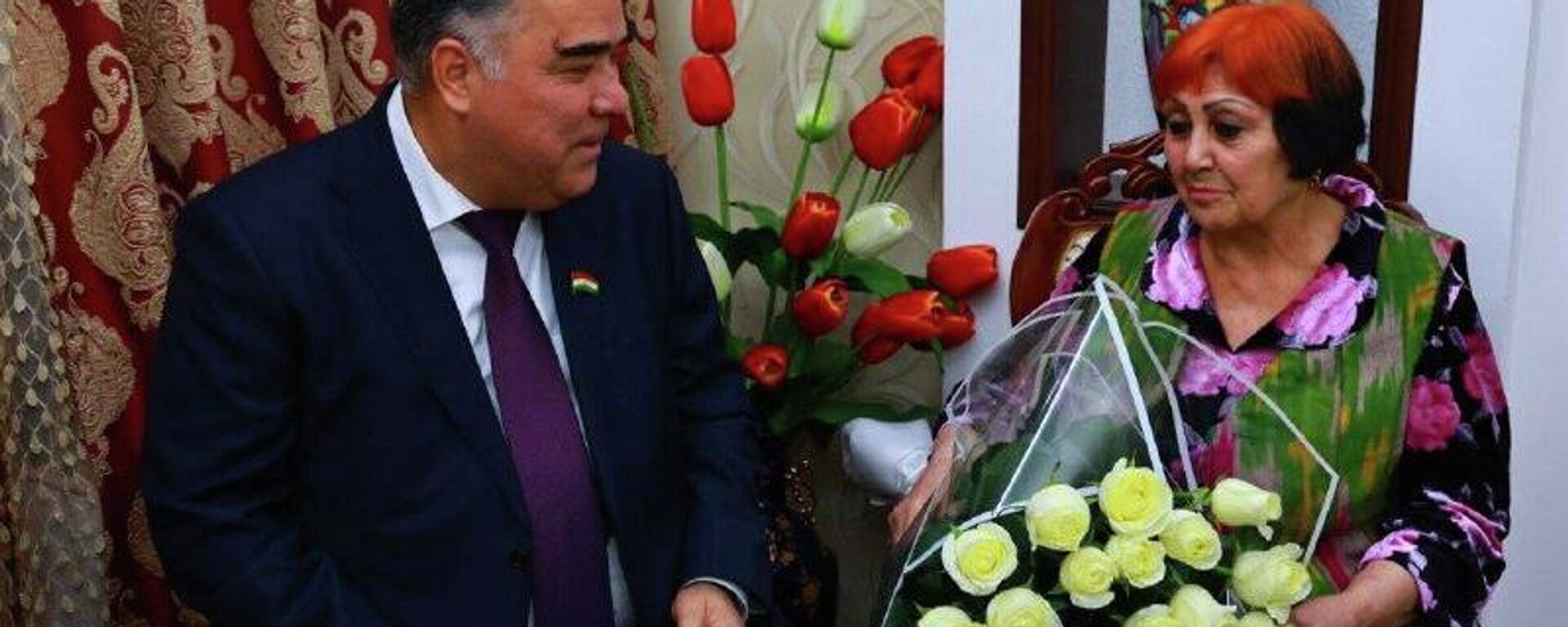 Раҷаб Аҳмадзода ҳунарпешаи номдор Марям Исоеваро бо Рӯзи Модар табрик гуфт - Sputnik Тоҷикистон, 1920, 05.03.2026