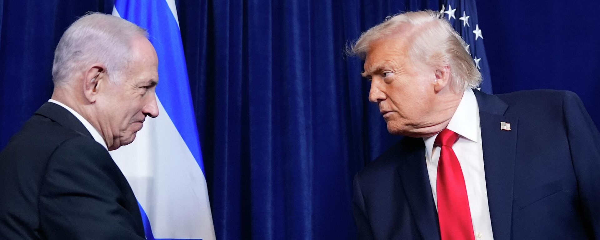 Президент Дональд Трамп пожимает руку премьер-министру Израиля Биньямину Нетаньяху. Архивное фото - Sputnik Таджикистан, 1920, 06.03.2026