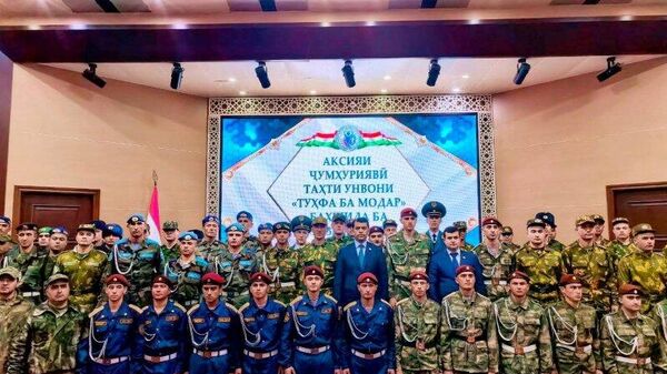 🪖 Военные Таджикистана тоже отдохнут по случаю Дня матери: часть служащих получила дополнительную неделю, чтобы навестить родных - Sputnik Таджикистан