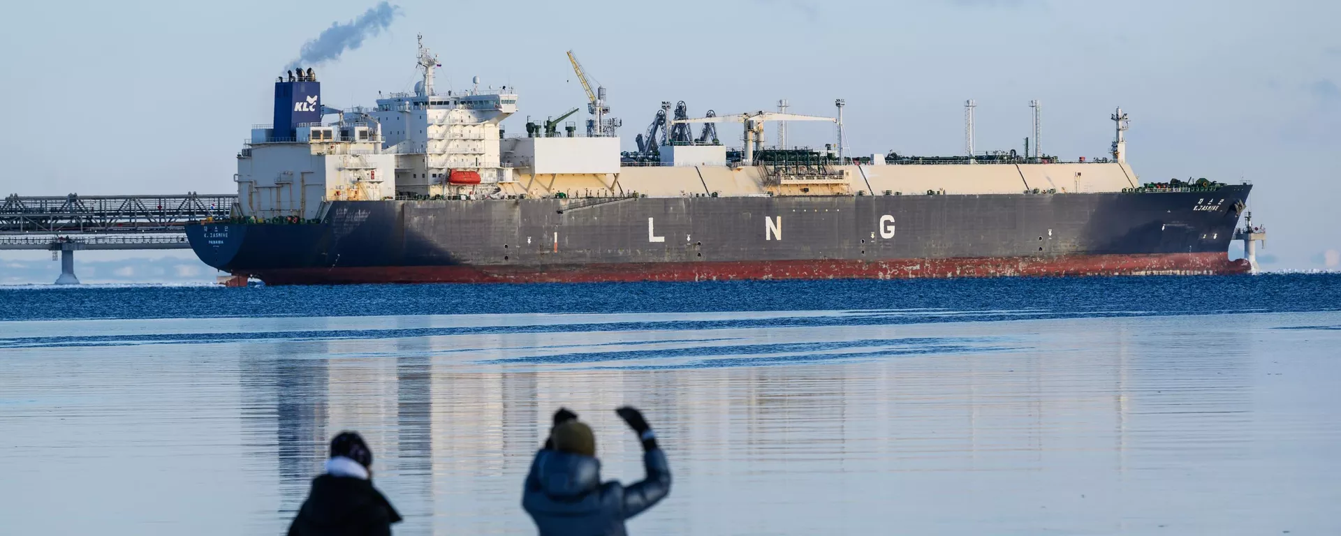Танкер-газовоз K.Jasmine у причала завода по производству сжиженного природного газа (СПГ) в посёлке Пригородное Сахалинской области. — Sputnik Таджикистан, 1920, 06.03.2026