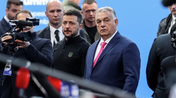 Президент Украины Владимир Зеленский и премьер-министр Венгрии Виктор Орбан на саммите Европейского политического сообщества в Будапеште, Венгрия, 7 ноября 2024 года.  - Sputnik Таджикистан