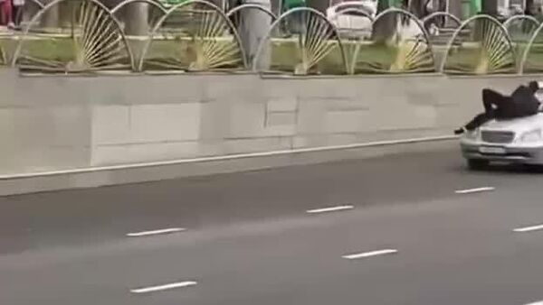 В Душанбе водитель подвез друга на [капоте] - Sputnik Таджикистан