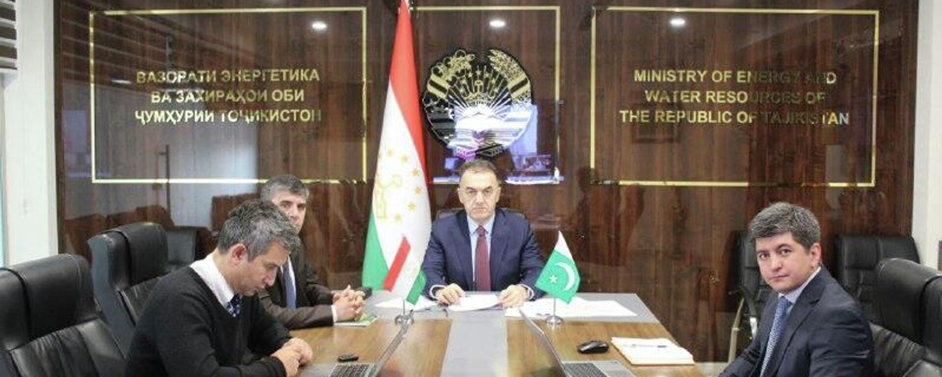 Далер Ҷумъа бо вазири энержии Покистон Сардар Леғарӣ пешбурди лоиҳаи CASA - 1000-ро баррасӣ кард - Sputnik Тоҷикистон, 1920, 06.03.2026