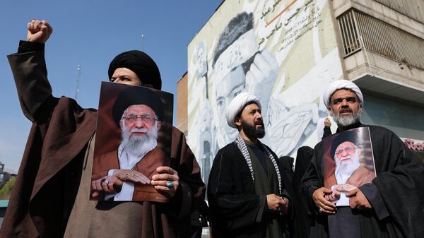 Антиизраильский и американский митинг после пятничной молитвы в Тегеране, Иран, 6 марта 2026 года.  - Sputnik Таджикистан