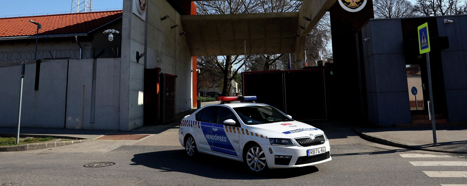 Полицейский автомобиль покидает штаб-квартиру Центра по борьбе с терроризмом (TEK) в Будапеште, Венгрия, 6 марта 2026 года. - Sputnik Таджикистан, 1920, 06.03.2026