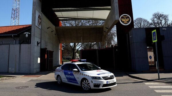 Полицейский автомобиль покидает штаб-квартиру Центра по борьбе с терроризмом (TEK) в Будапеште, Венгрия, 6 марта 2026 года. - Sputnik Таджикистан