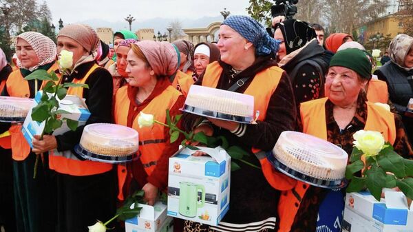 Сотрудницы коммунального предприятия Худжанда получили подарки на День матери.  - Sputnik Тоҷикистон