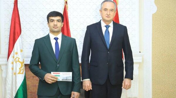 Абдуллои Орифу вручили 20 тыс - Sputnik Таджикистан