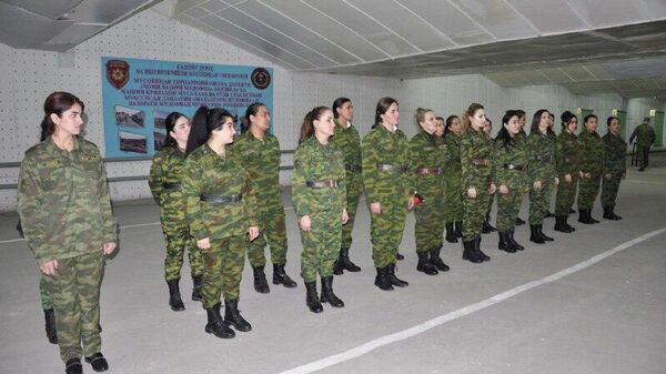 Зан, модар ва снайпер: дар Тоҷикистон, занони низомӣ Рӯзи Модарро бо таппонча таҷлил карданд - Sputnik Тоҷикистон