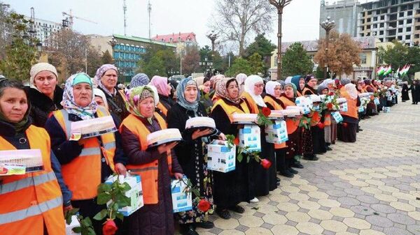 Раиси вилояти Суғд ба беш аз 330 покизакорон ба муносибати Рӯзи Модар тӯҳфаҳо тақдим кард - Sputnik Тоҷикистон