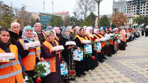 Глава Согдийской области вручил подарки более чем 330 работникам санитарной службы по случаю Дня матери - Sputnik Таджикистан