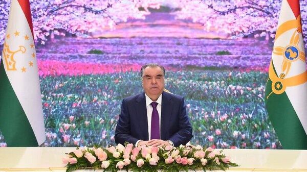 Эмомали Рахмон поздравил женщин Таджикистана с Днем матери - Sputnik Таджикистан
