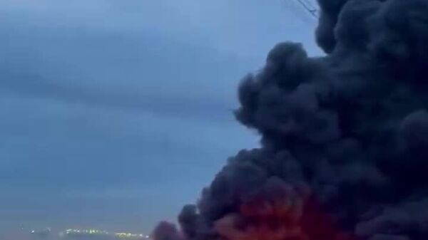 В Иране атакованы нефтехранилища: в стране могут пойти кислотные дожди - Sputnik Таджикистан