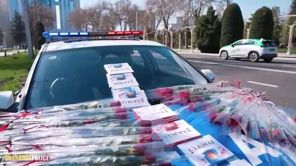 Цветы каждой женщине: ГАИ Душанбе поздравила дам с 8 Марта - Sputnik Таджикистан