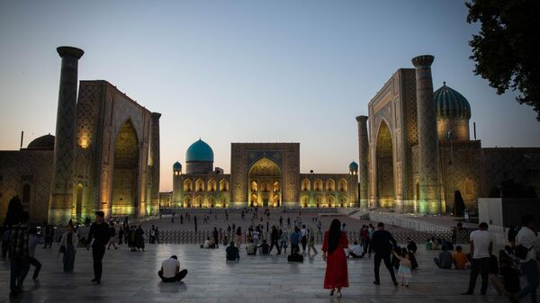 Площадь Регистан в Самарканде с тремя медресе Улугбека, Шердор, Тилля-Кари  - Sputnik Таджикистан