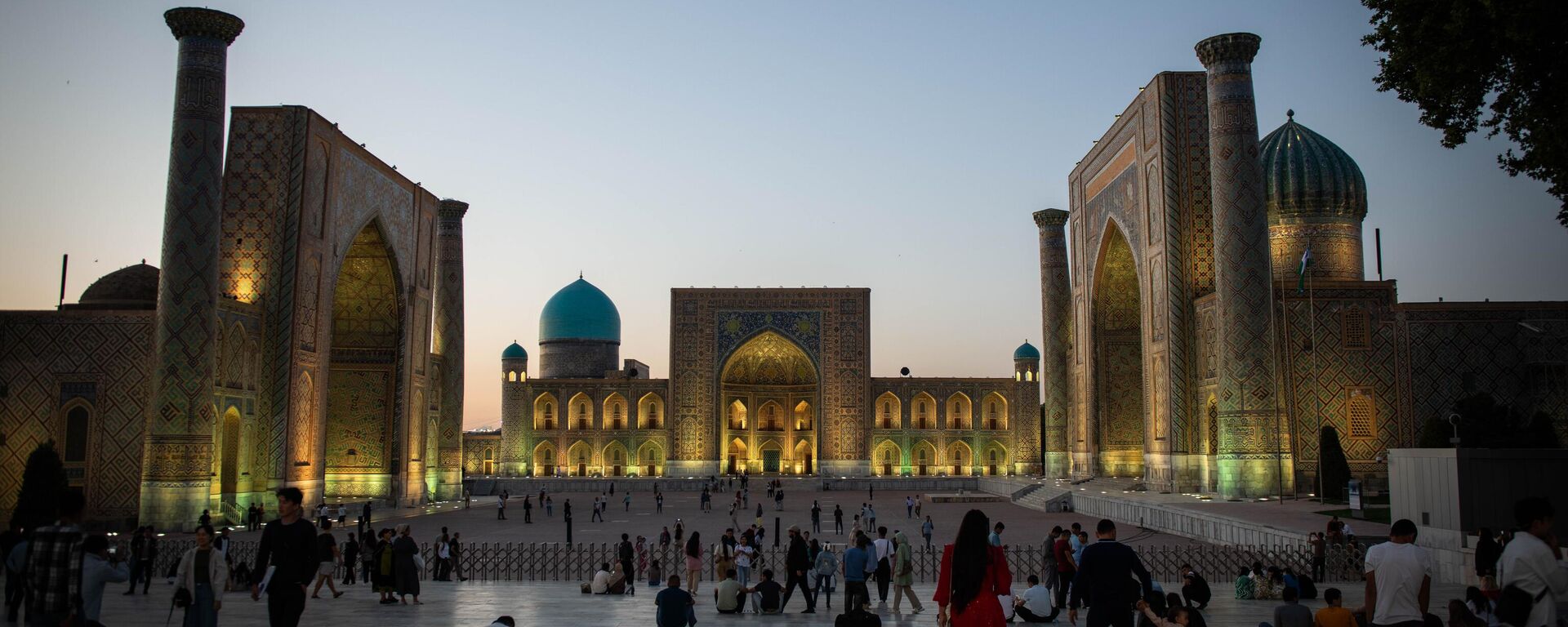 Площадь Регистан в Самарканде с тремя медресе Улугбека, Шердор, Тилля-Кари  - Sputnik Таджикистан, 1920, 09.03.2026
