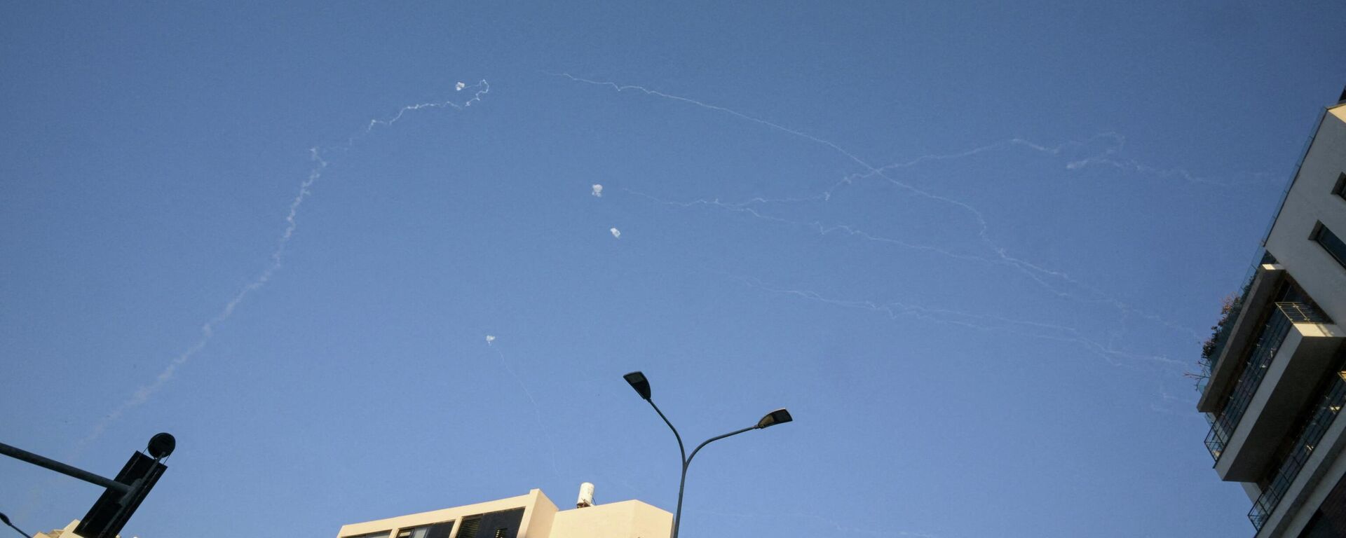 Следы от ракет в небе после перехвата Израилем снарядов, запущенных из Ливана, на фоне американо-израильского конфликта с Ираном, вид из Тель-Авива, Израиль, 9 марта 2026 года. - Sputnik Таджикистан, 1920, 10.03.2026