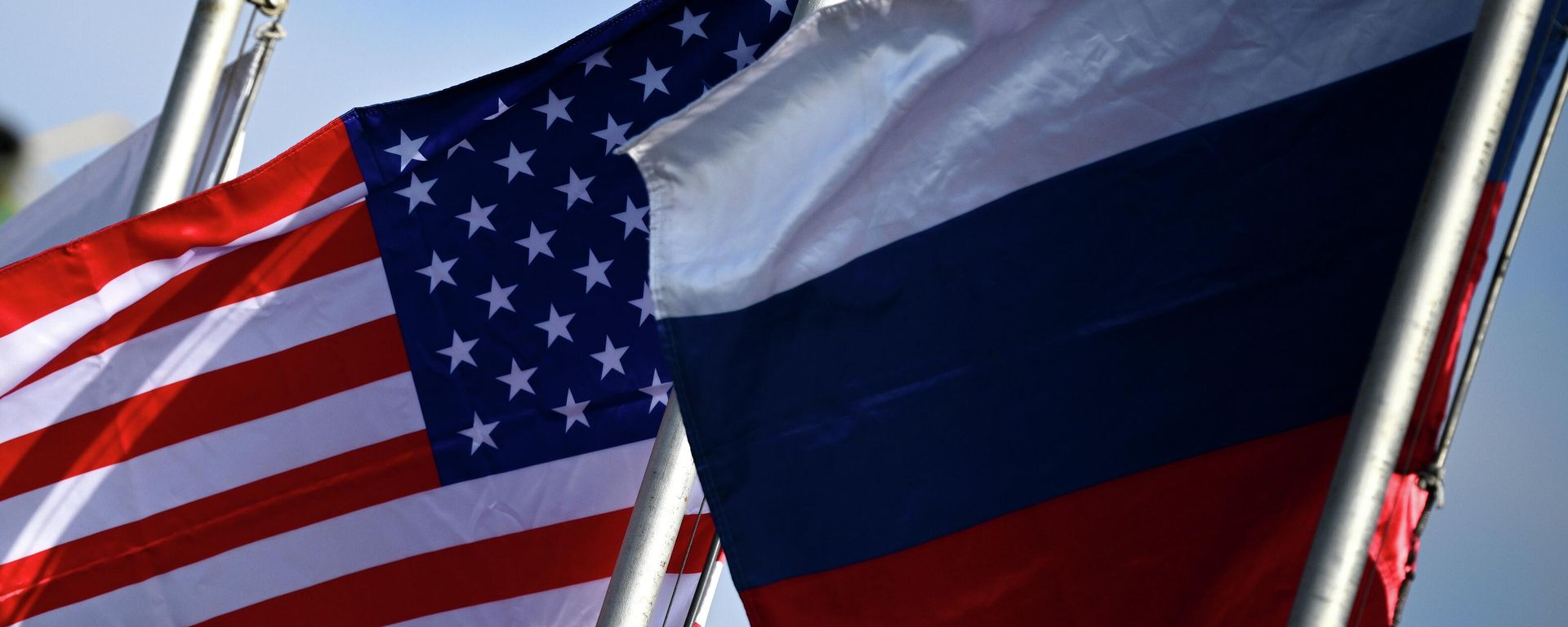 Флаги РФ и США. Архивное фото - Sputnik Таджикистан, 1920, 17.08.2026