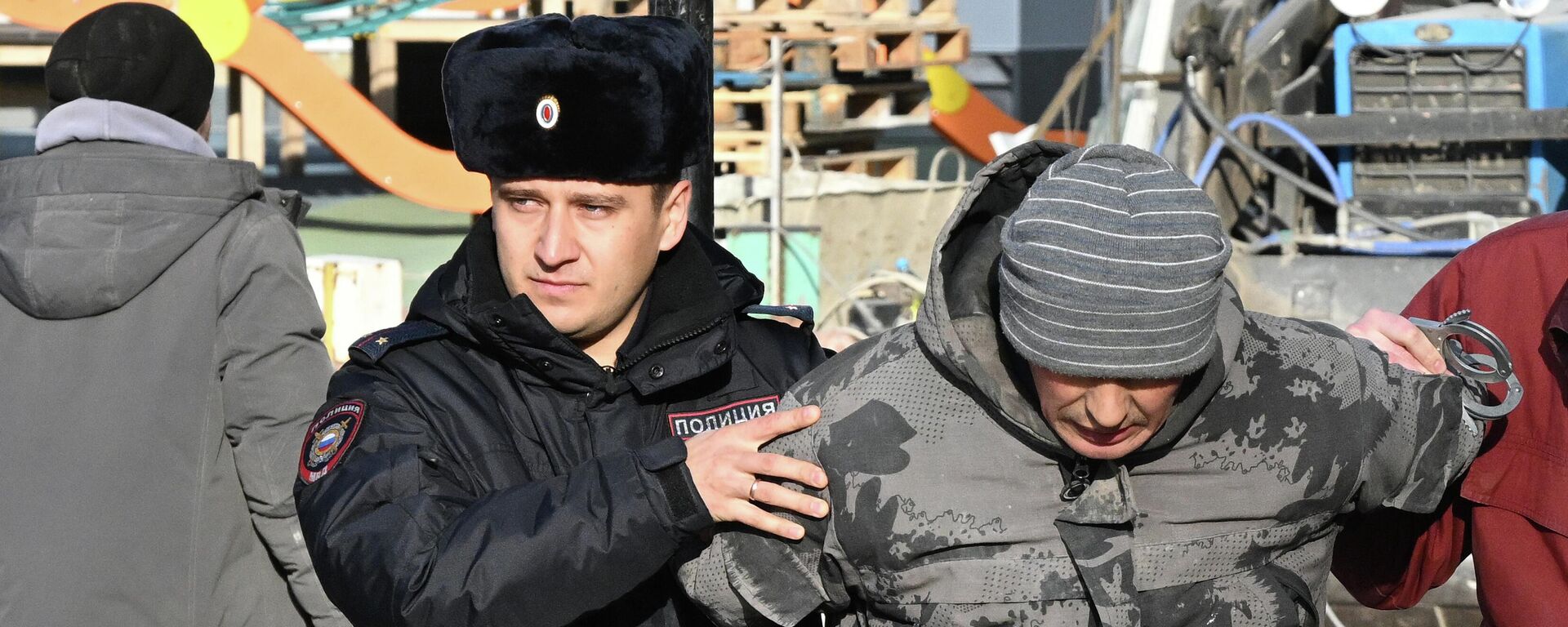 Рейд в Красноярске по выявлению незаконных мигрантов. - Sputnik Таджикистан, 1920, 11.03.2026