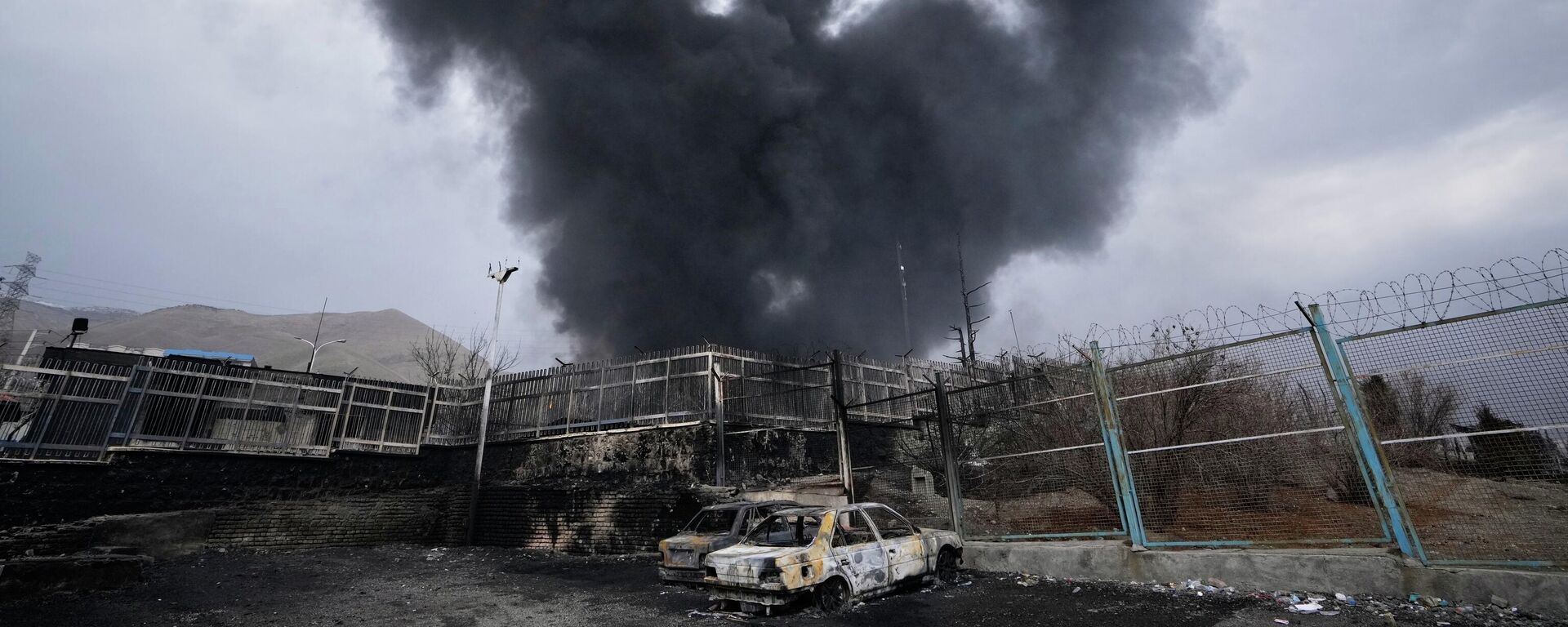 Густой столб дыма над нефтехранилищем, пострадавшим от американо-израильского удара в Тегеране, Иран, 8 марта 2026 года. - Sputnik Таджикистан, 1920, 11.03.2026