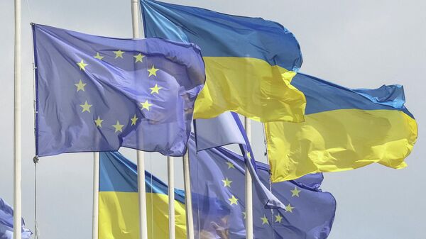 Украинские и европейские флаги в центре Киева, Украина, 11 августа 2025 года. - Sputnik Таджикистан