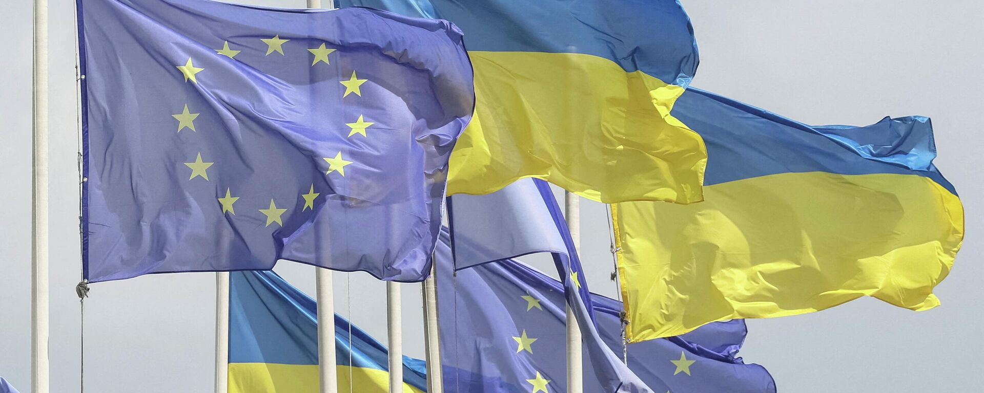 Украинские и европейские флаги в центре Киева, Украина, 11 августа 2025 года. - Sputnik Таджикистан, 1920, 02.04.2026